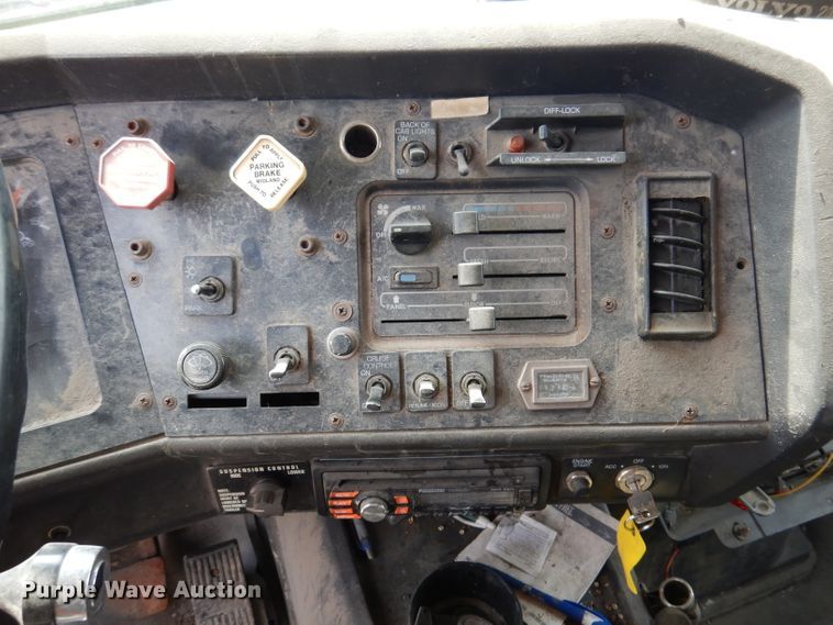 image for item IN9771 1994 WhiteGMC Aero WIA  semi truck