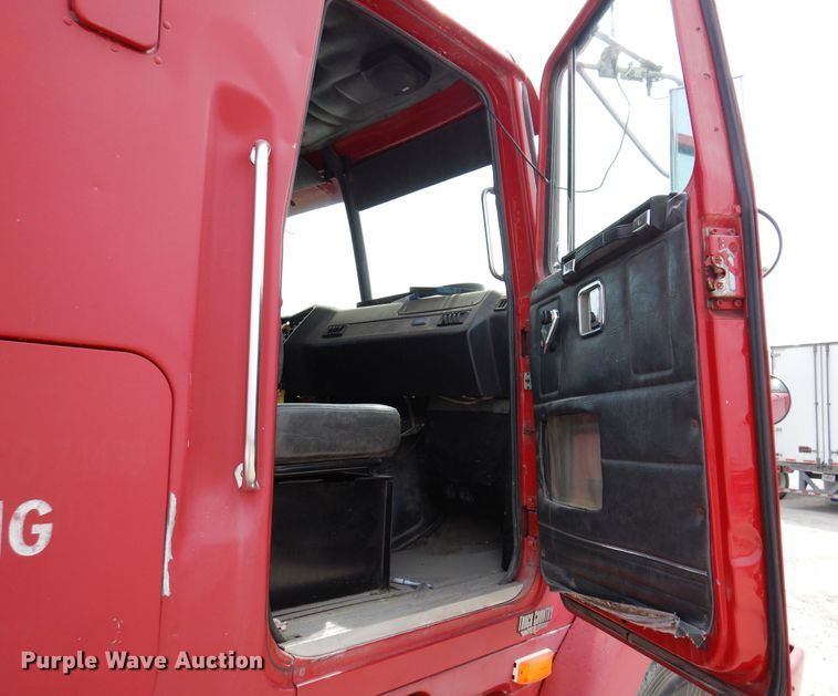 image for item IN9771 1994 WhiteGMC Aero WIA  semi truck