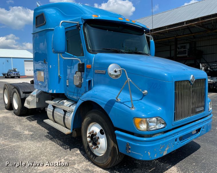 image for item IR9523 2001 International 9200i  semi truck