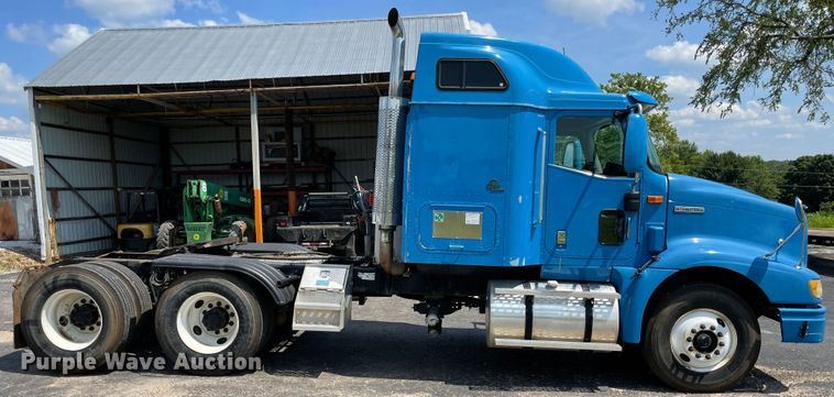 image for item IR9523 2001 International 9200i  semi truck