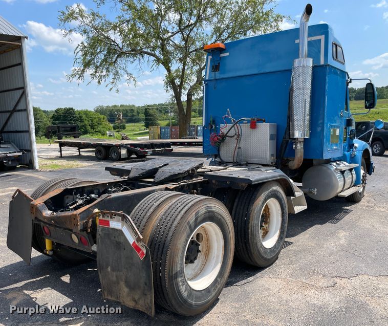 image for item IR9523 2001 International 9200i  semi truck