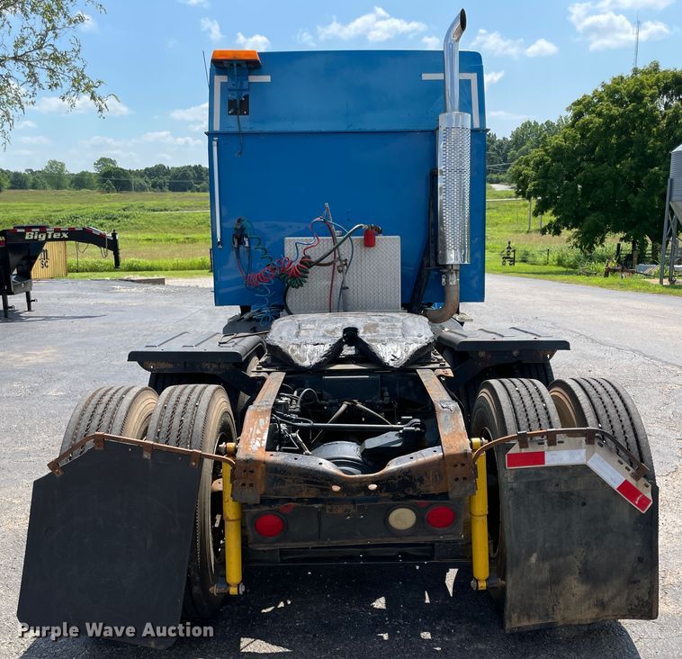 image for item IR9523 2001 International 9200i  semi truck