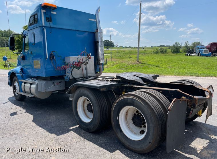 image for item IR9523 2001 International 9200i  semi truck