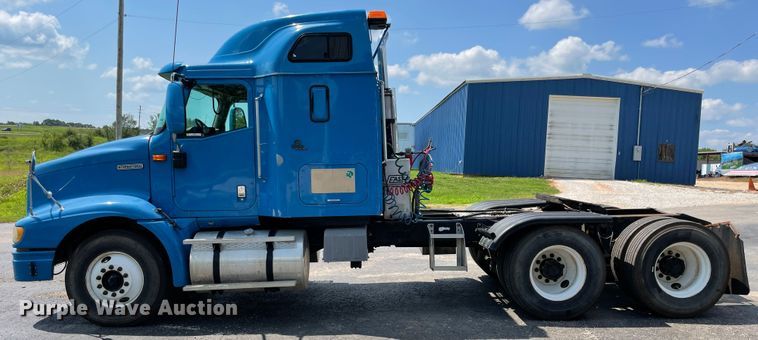 image for item IR9523 2001 International 9200i  semi truck