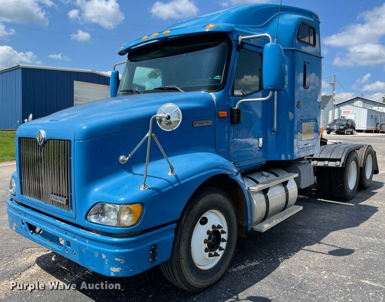 image for item IR9523 2001 International 9200i  semi truck