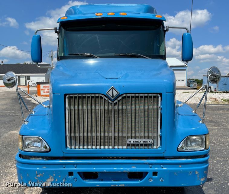 image for item IR9523 2001 International 9200i  semi truck