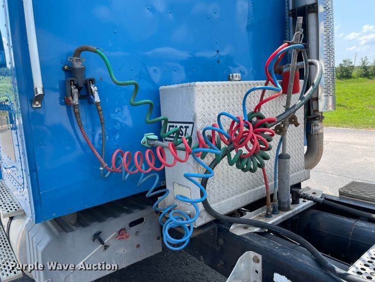 image for item IR9523 2001 International 9200i  semi truck