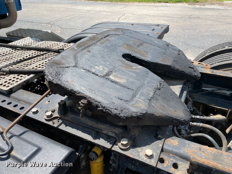 image for item IR9523 2001 International 9200i  semi truck