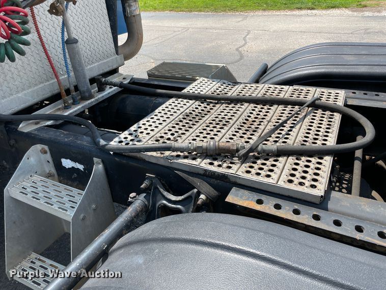 image for item IR9523 2001 International 9200i  semi truck