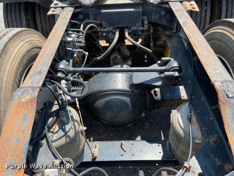 image for item IR9523 2001 International 9200i  semi truck