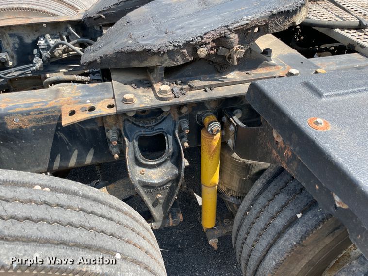 image for item IR9523 2001 International 9200i  semi truck