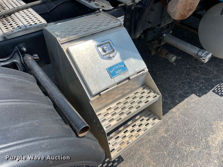 image for item IR9523 2001 International 9200i  semi truck