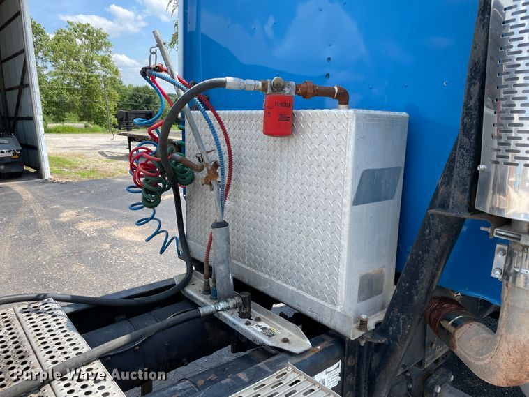 image for item IR9523 2001 International 9200i  semi truck