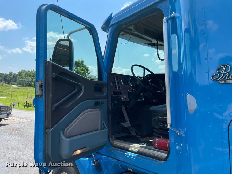 image for item IR9523 2001 International 9200i  semi truck