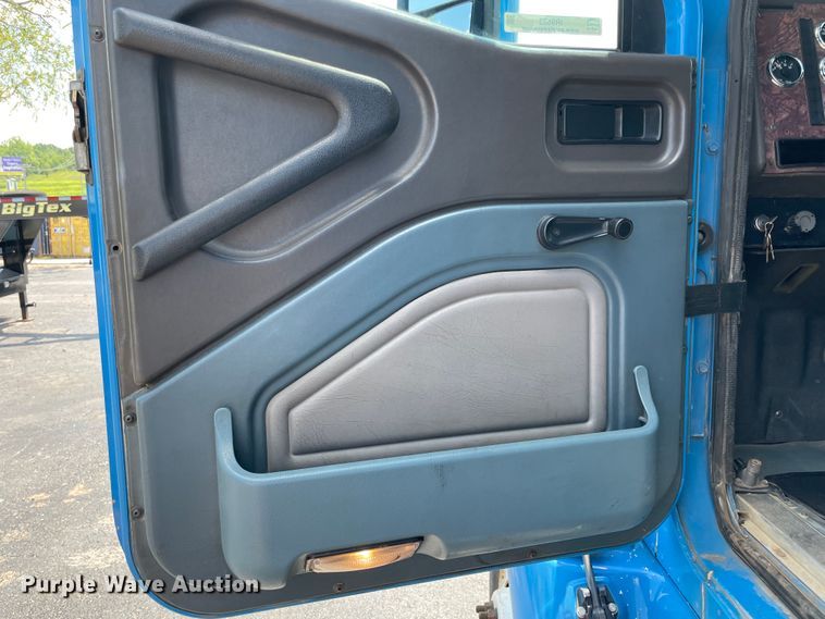 image for item IR9523 2001 International 9200i  semi truck