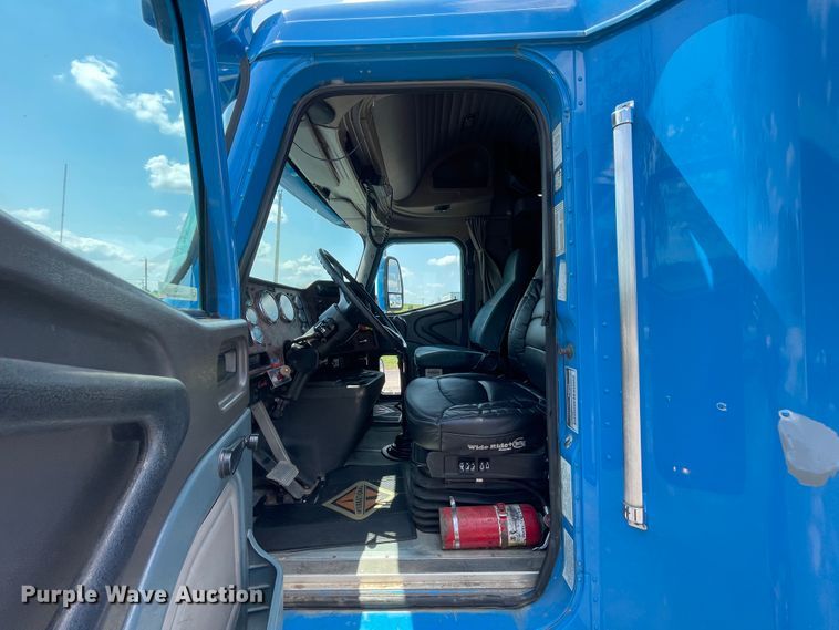 image for item IR9523 2001 International 9200i  semi truck