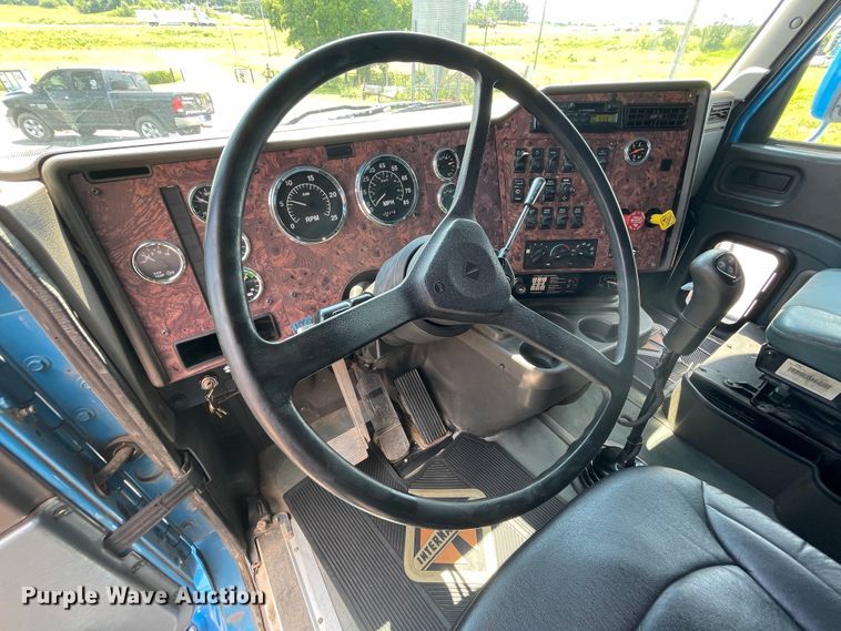 image for item IR9523 2001 International 9200i  semi truck