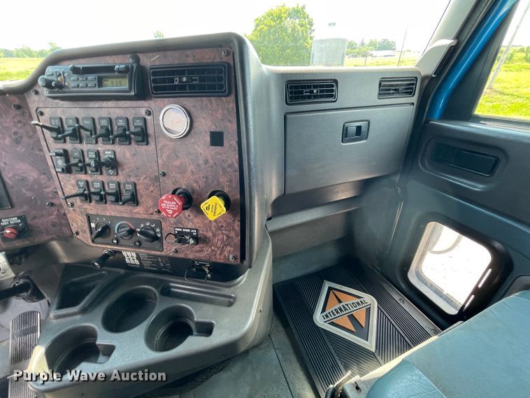 image for item IR9523 2001 International 9200i  semi truck