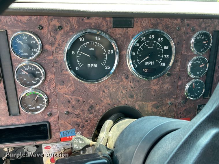 image for item IR9523 2001 International 9200i  semi truck