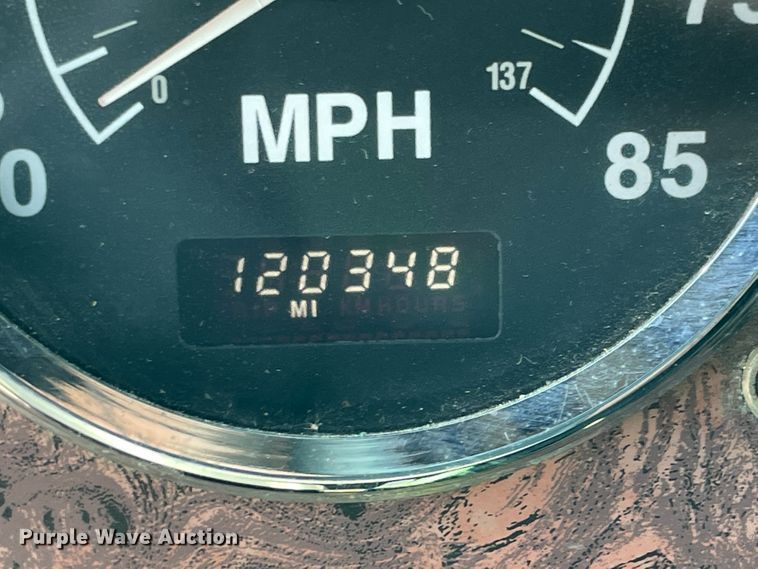 image for item IR9523 2001 International 9200i  semi truck