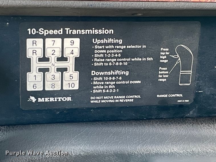 image for item IR9523 2001 International 9200i  semi truck