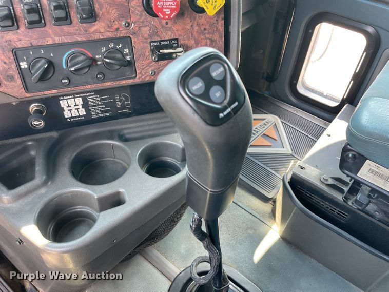 image for item IR9523 2001 International 9200i  semi truck