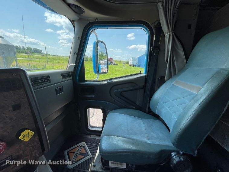 image for item IR9523 2001 International 9200i  semi truck