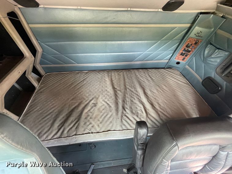 image for item IR9523 2001 International 9200i  semi truck