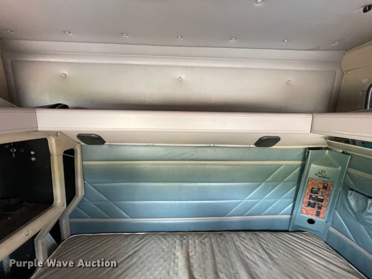 image for item IR9523 2001 International 9200i  semi truck