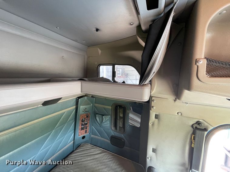 image for item IR9523 2001 International 9200i  semi truck