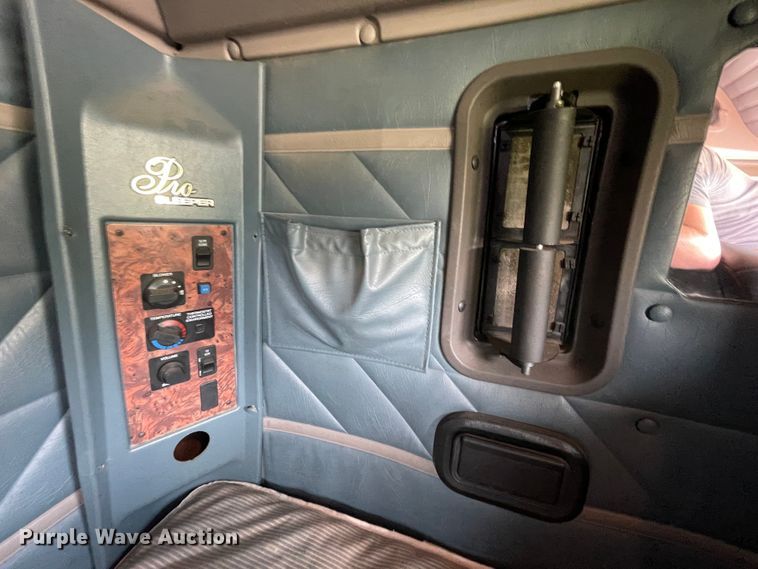 image for item IR9523 2001 International 9200i  semi truck