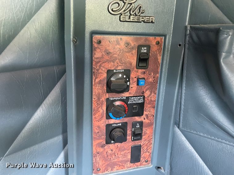 image for item IR9523 2001 International 9200i  semi truck