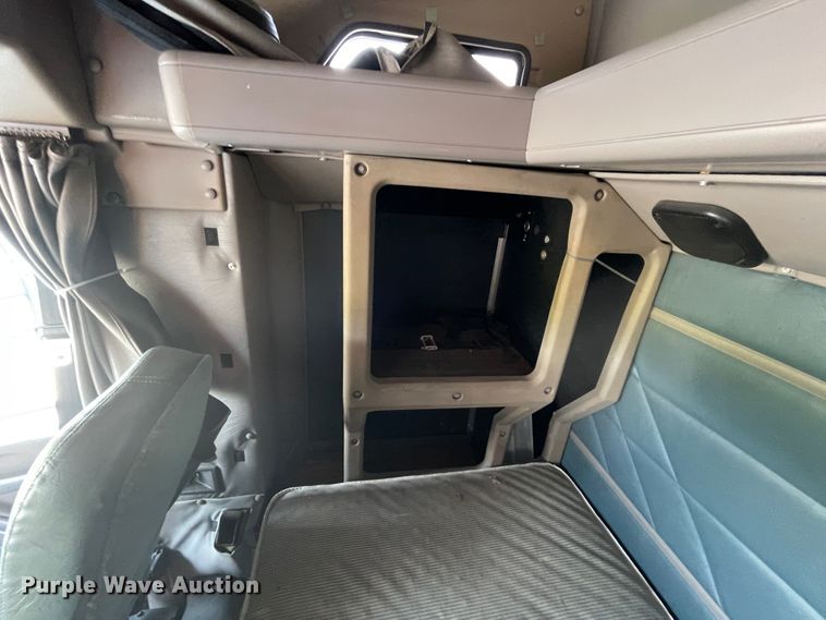 image for item IR9523 2001 International 9200i  semi truck