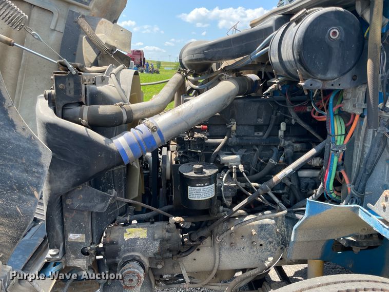 image for item IR9523 2001 International 9200i  semi truck