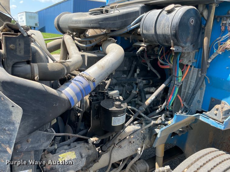 image for item IR9523 2001 International 9200i  semi truck