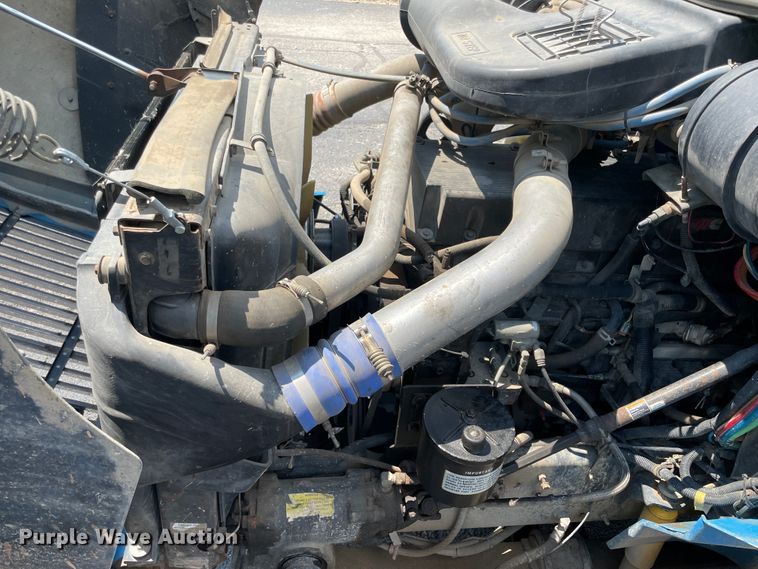 image for item IR9523 2001 International 9200i  semi truck