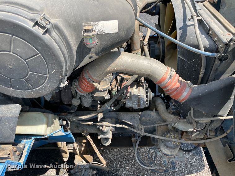 image for item IR9523 2001 International 9200i  semi truck