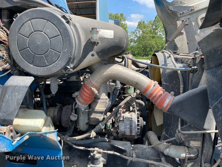 image for item IR9523 2001 International 9200i  semi truck