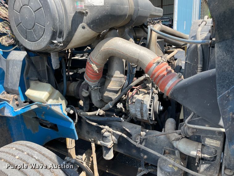 image for item IR9523 2001 International 9200i  semi truck