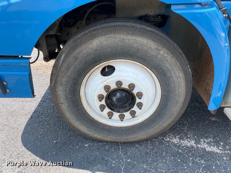 image for item IR9523 2001 International 9200i  semi truck