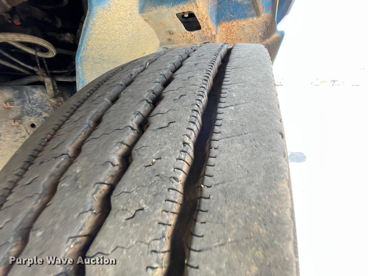 image for item IR9523 2001 International 9200i  semi truck