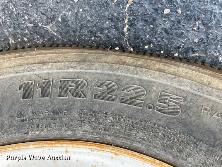 image for item IR9523 2001 International 9200i  semi truck