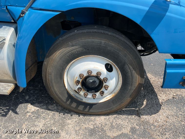 image for item IR9523 2001 International 9200i  semi truck