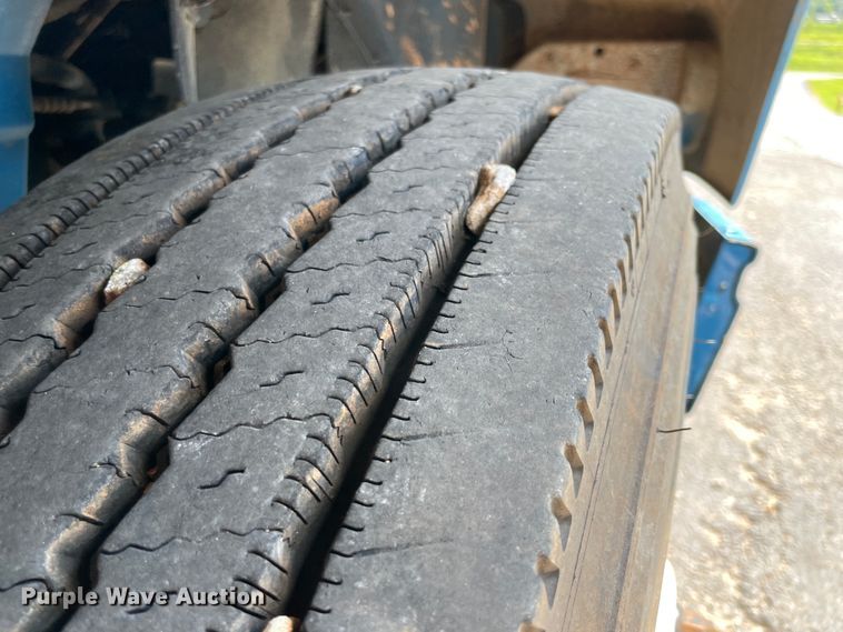 image for item IR9523 2001 International 9200i  semi truck