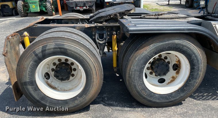 image for item IR9523 2001 International 9200i  semi truck