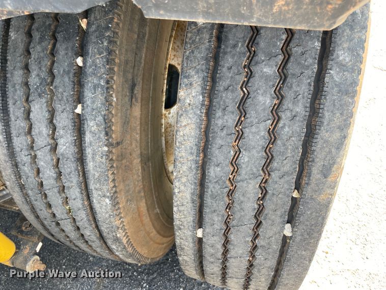 image for item IR9523 2001 International 9200i  semi truck