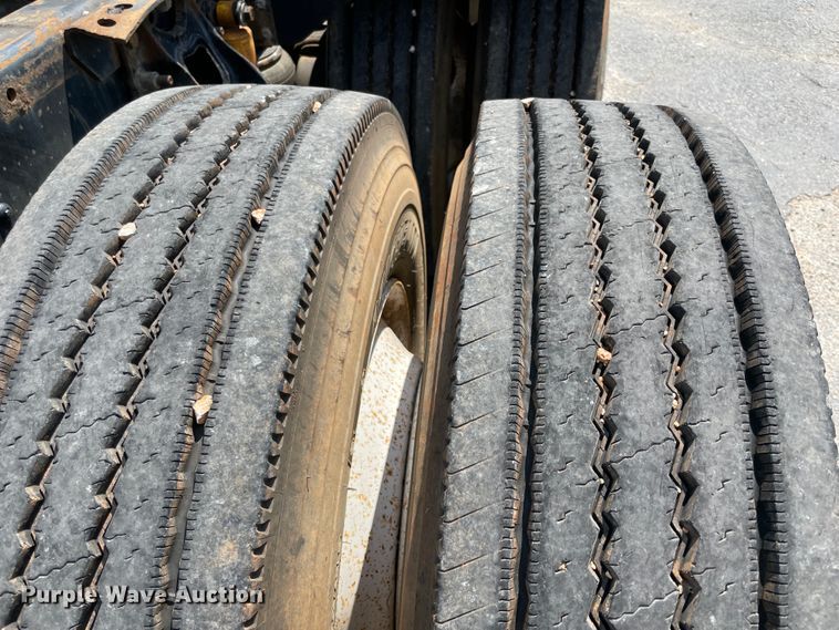 image for item IR9523 2001 International 9200i  semi truck