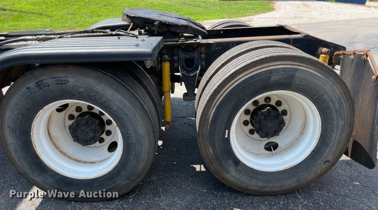 image for item IR9523 2001 International 9200i  semi truck