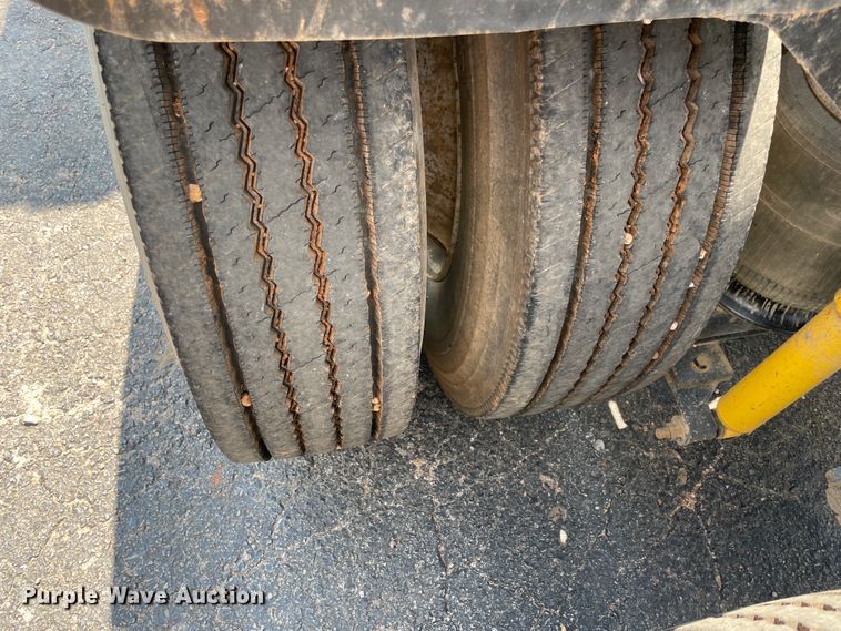 image for item IR9523 2001 International 9200i  semi truck