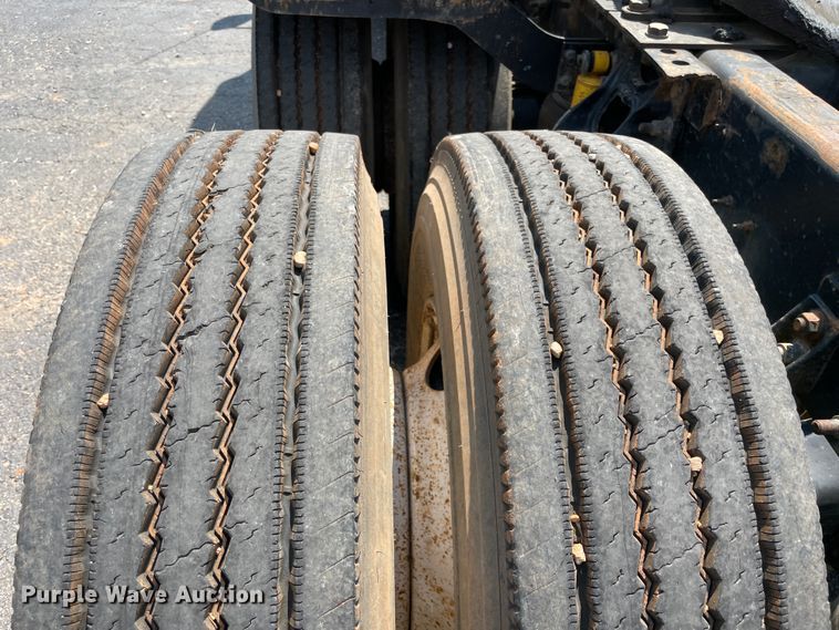 image for item IR9523 2001 International 9200i  semi truck